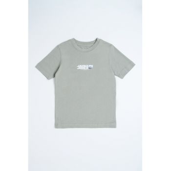 Tricou cu decolteu la baza gatului si logo pe piept