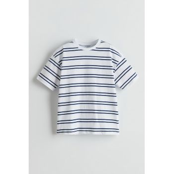 Tricou cu decolteu la baza gatului si model in dungi