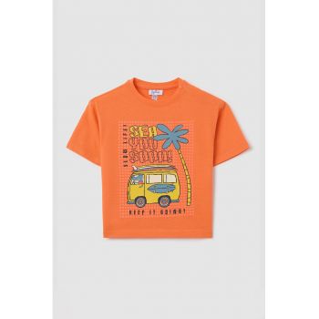 Tricou cu imprimeu si decolteu la baza gatului