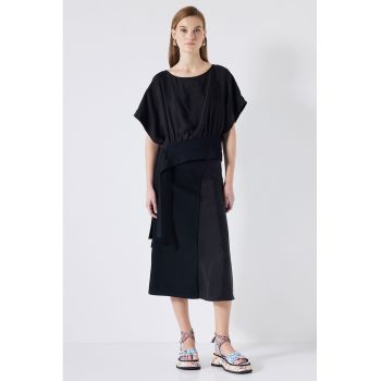 Bluza crop vaporoasa cu model asimetric