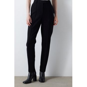 Pantaloni cu croiala conica si talie inalta
