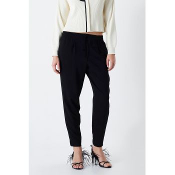 Pantaloni jogger cu talie ajustabila