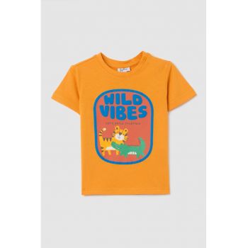 Tricou cu imprimeu grafic si fenta cu capse