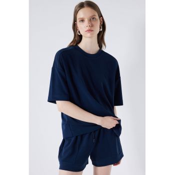 Tricou lejer cu decolteu la baza gatului