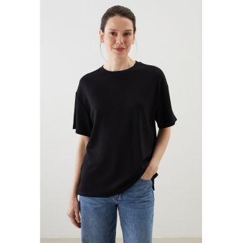 Tricou lejer cu decolteu la baza gatului