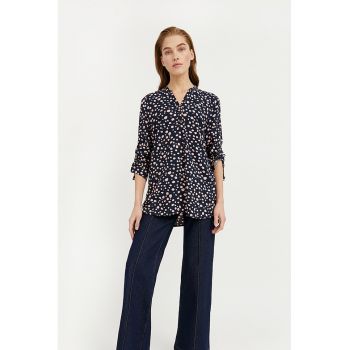 Bluza cu buline si decolteu in V