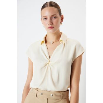Bluza cu detaliu rasucit