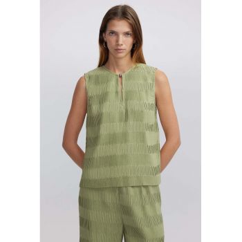 Bluza fara maneci cu decolteu la baza gatului
