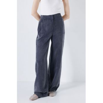 Pantaloni cu croiala ampla si aspect catifelat