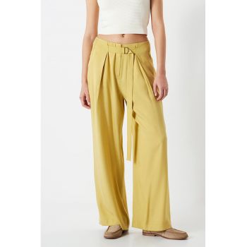 Pantaloni cu croiala ampla si o curea