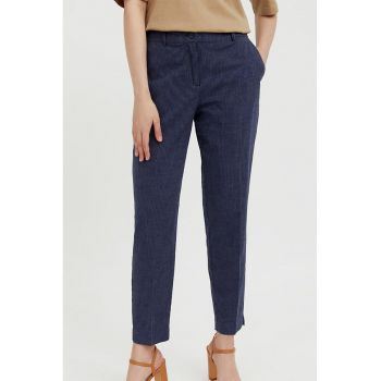 Pantaloni cu croiala conica si model cu dungi discrete