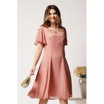 Rochie midi roz din voal in clin cu fir lurex si decupaje la decolteu ieftina