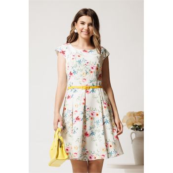 Rochie scurta alba in clos cu flori galbene si curtea in talie