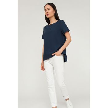 Tricou asimetric cu fenta cu nasturi