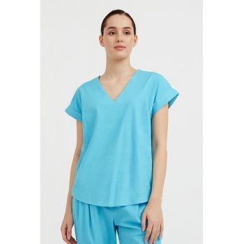 Tricou cu decolteu in V si terminatie rotunjita