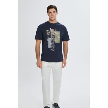 Tricou cu decolteu la baza gatului si imprimeu grafic