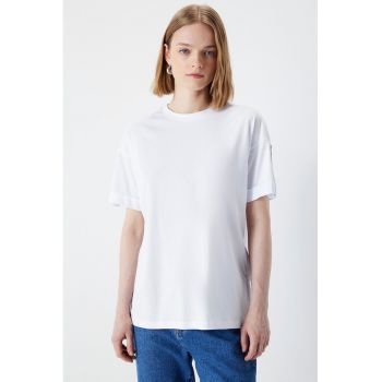 Tricou lejer cu decolteu la baza gatului