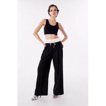 Pantaloni cu croiala ampla si pensa