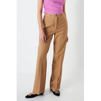 Pantaloni cu o curea elastica