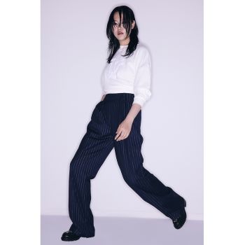 Pantaloni cu talie inalta si model cu dungi discrete
