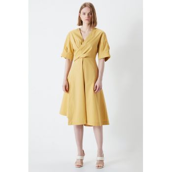 Rochie cu decolteu in v si aspect petrecut