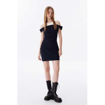 Rochie scurta cu decupaje pe umeri