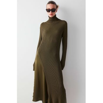 Rochie striata cu guler inalt