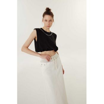 Top crop cu detaliu de lant