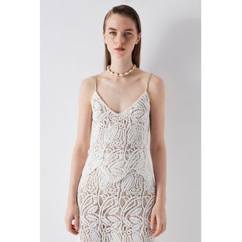 Top cu broderie si decolteu in V