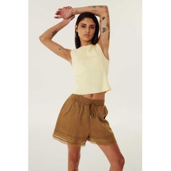 Tricou crop cu aplicatii pe piept