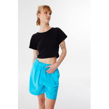 Tricou crop cu decolteu la baza gatului