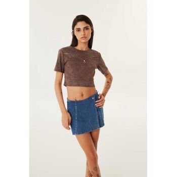 Tricou crop cu decolteu la baza gatului
