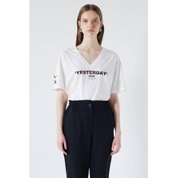 Tricou cu decolteu in V si model text