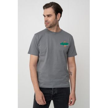 Tricou cu decolteu la baza gatului si imprimeu