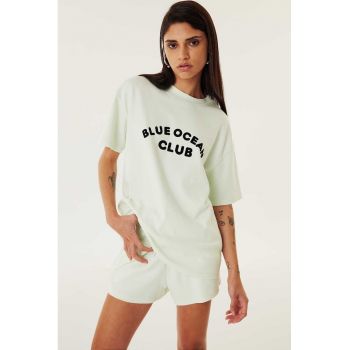 Tricou cu decolteu la baza gatului si imprimeu text