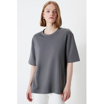 Tricou supradimensionat cu decolteu la baza gatului