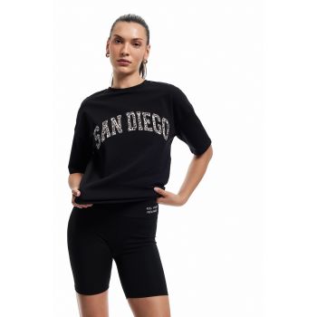 Tricou cu decolteu la baza gatului si imprimeu text