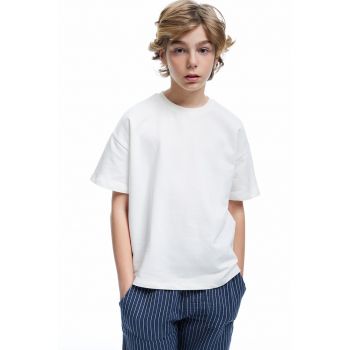 Tricou cu decolteu la baza gatului