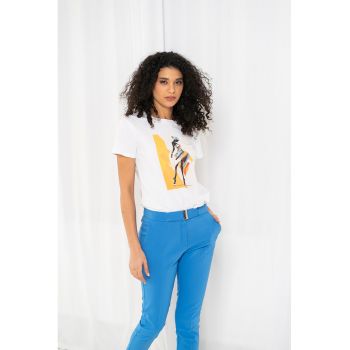 Tricou cu imprimeu si decolteu la baza gatului