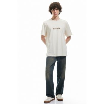 Tricou lejer cu decolteu la baza gatului