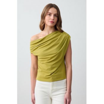 Bluza cu decolteu pe un umar si model drapat
