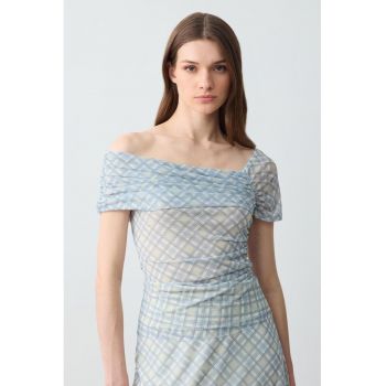 Bluza cu model si decolteu pe un umar