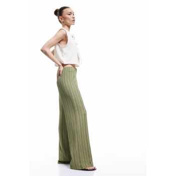 Pantaloni cu croiala ampla si model in dungi