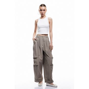 Pantaloni cu croiala ampla si pliuri frontale