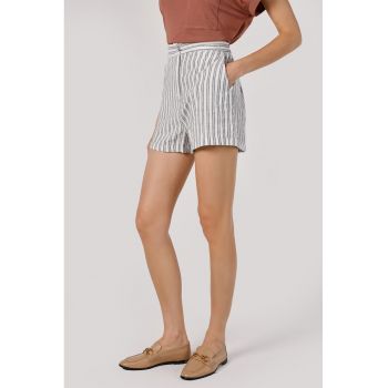Pantaloni scurti cu dungi si talie inalta