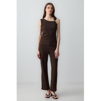 Pantaloni texturati cu talie inalta