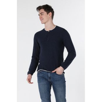 Pulover tricotat fin cu decolteu Henley