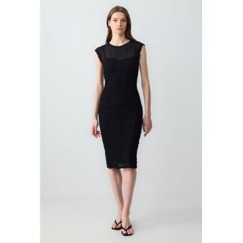 Rochie cambrata cu decolteu la baza gatului