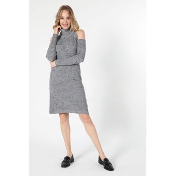 Rochie midi tricotata cu decupaj pe umar