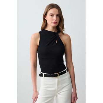 Top slim fit cu decolteu asimetric